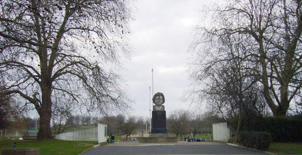 Foto der Statue des Architekten vom Crystal Palace