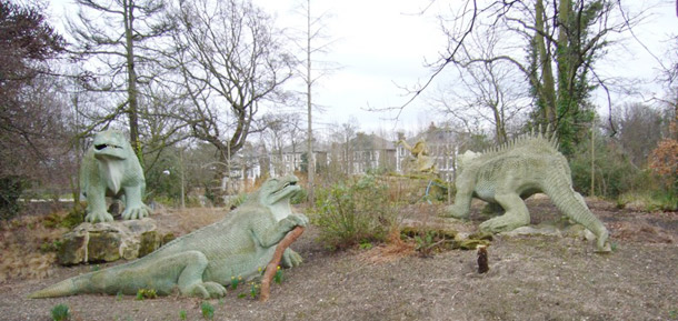 Foto von Dynosaurier-Skulpturen auf "Monster Island"